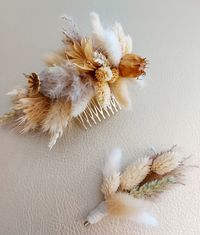 Das Hochzeitsaccessiores Haarkamm mit sch&ouml;nen feinen Trockenblumen ist ein sch&ouml;ner Eyecatcher. Passend dazu die Anstecknadel f&uuml;r den Br&auml;utigam
