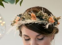 Eine Flower Crown ganz filigran gebunden und nach dem Farbkonzept gerichtet, ist sie ein tolles Hochzeitsaccessoires f&uuml;r die Braut.